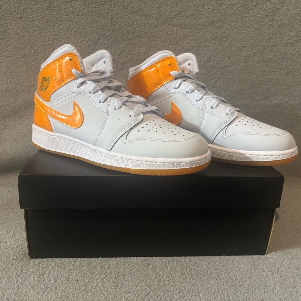 Air Jordan 1 Low SE (GS) Football Grey University Red – Size 7Y – Brand New